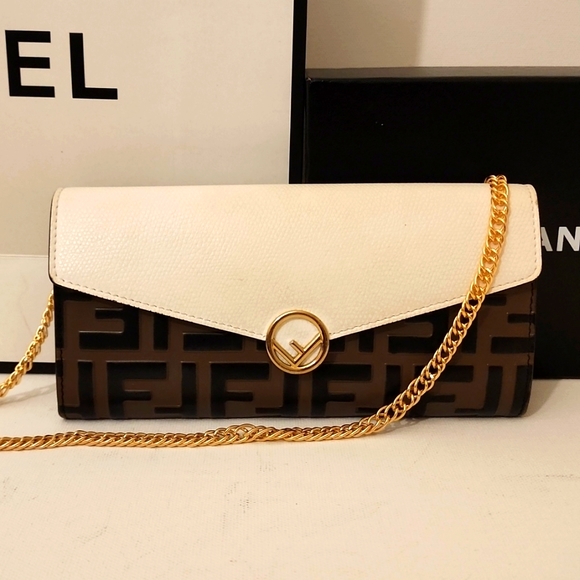 Detalle 57+ imagem fendi chain crossbody bag Thptletrongtan.edu.vn